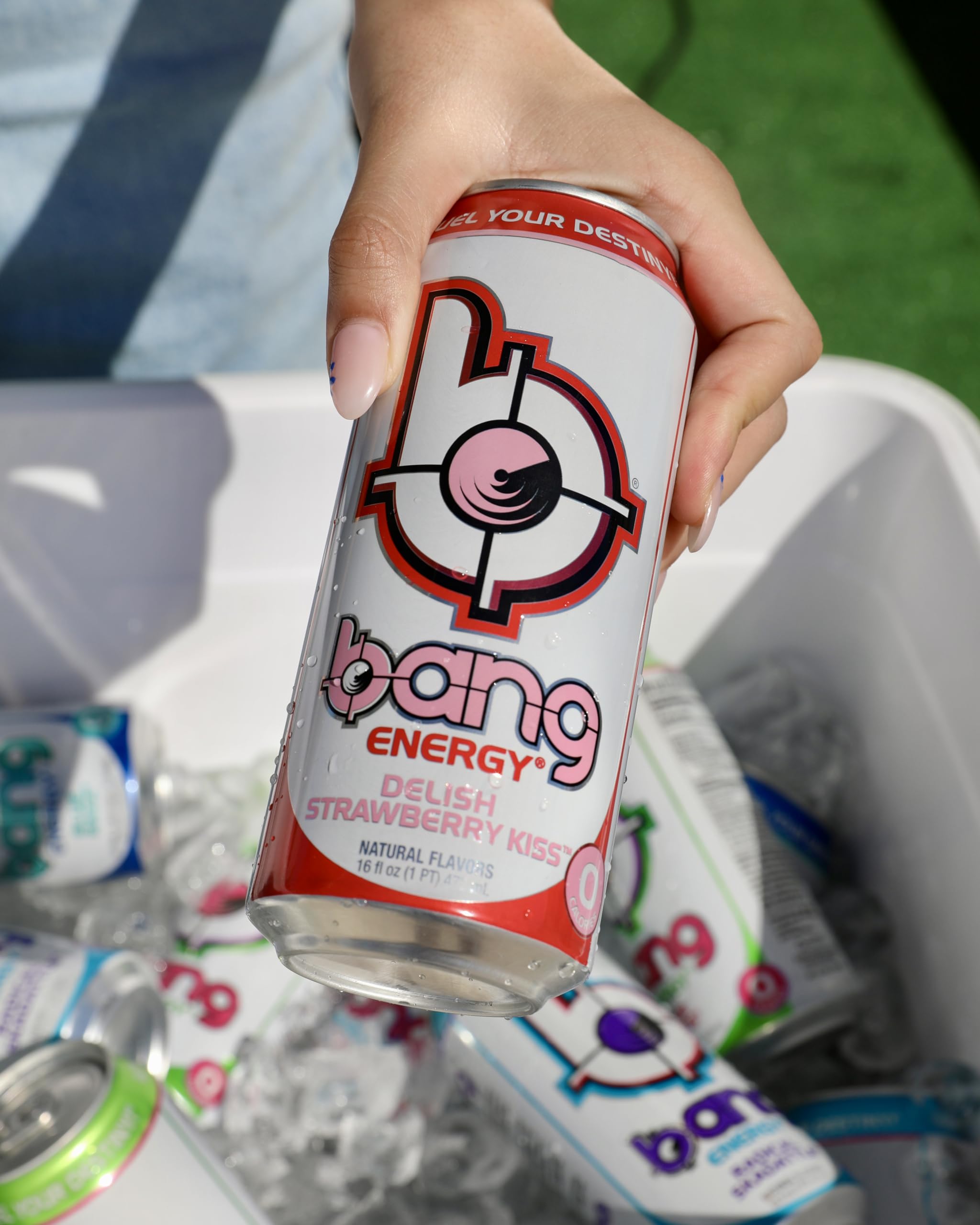 Persona sosteniendo BANG Delish Strawberry Kiss para comparar tamaño y conveniencia