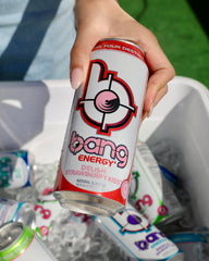 Persona sosteniendo BANG Delish Strawberry Kiss para comparar tamaño y conveniencia