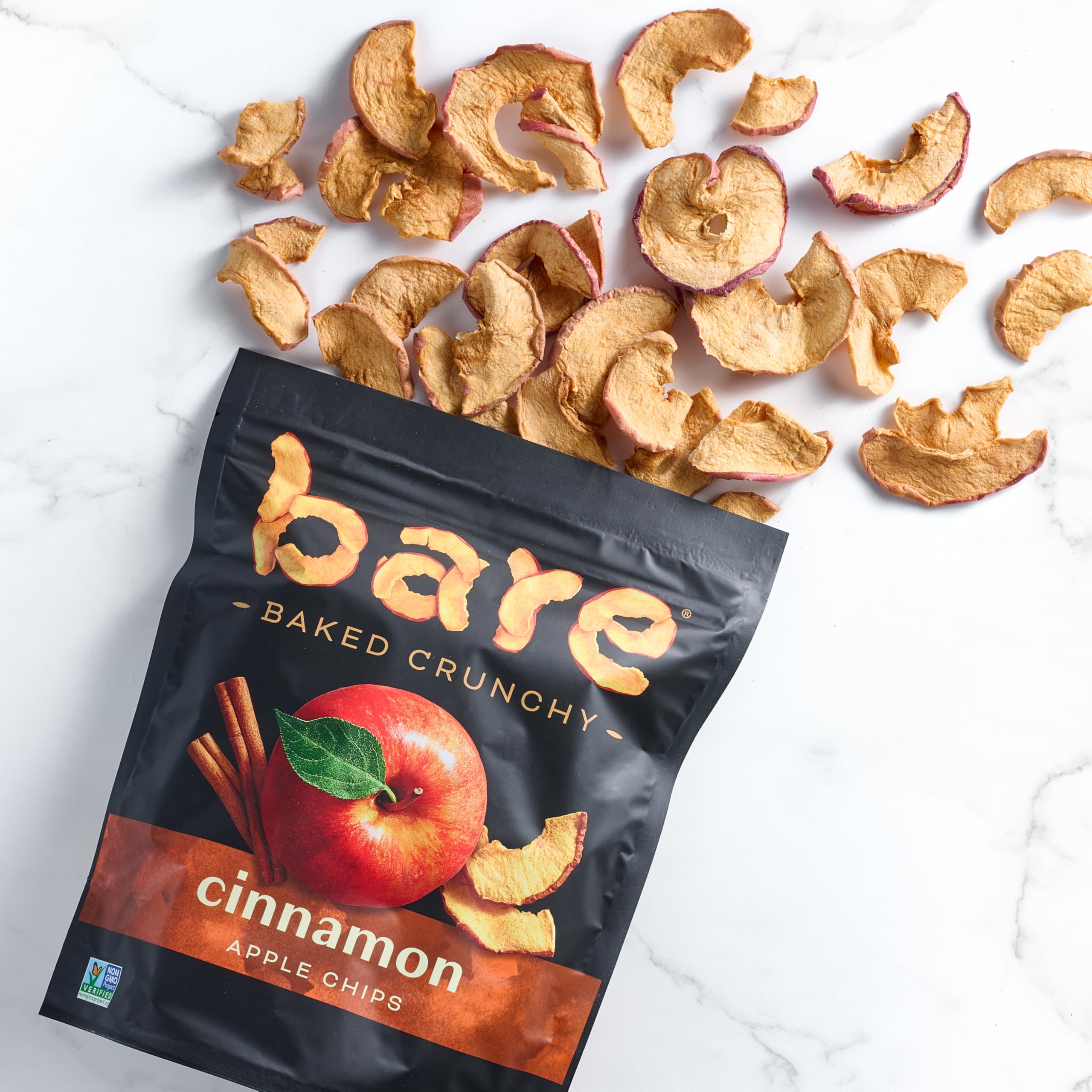 Bare bolsa abierta con chips servidos listos para merendar en movimiento