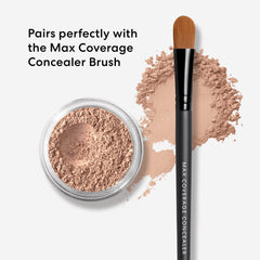 bareMinerals aplicación con brocha pequeña demostrando cobertura natural y control de brillo