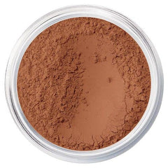 bareMinerals envase de 0.05 oz junto a moneda para comparar tamaño práctico y portátil