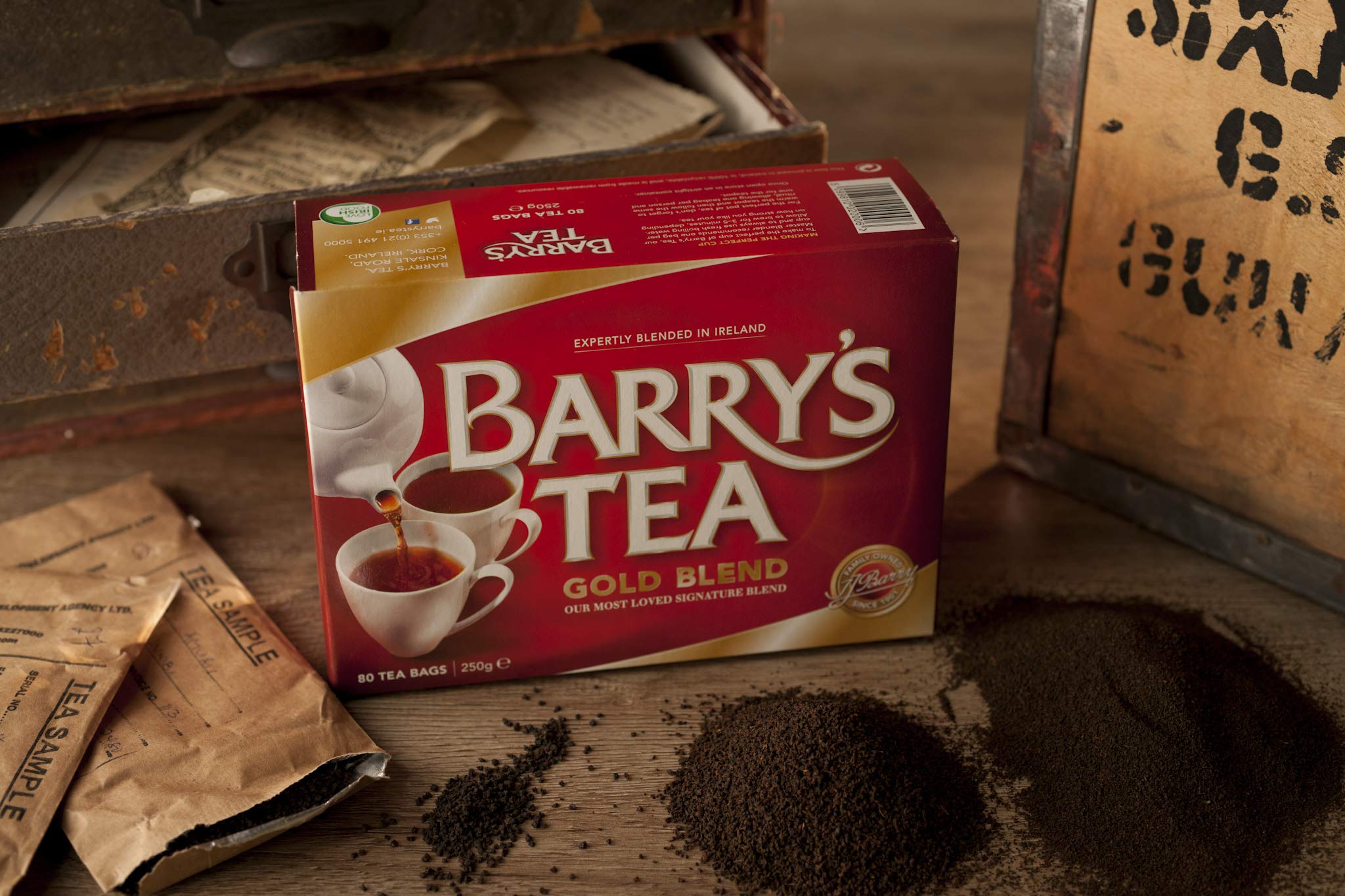 Barry's Tea escena en cocina y oficina sugiriendo uso diario