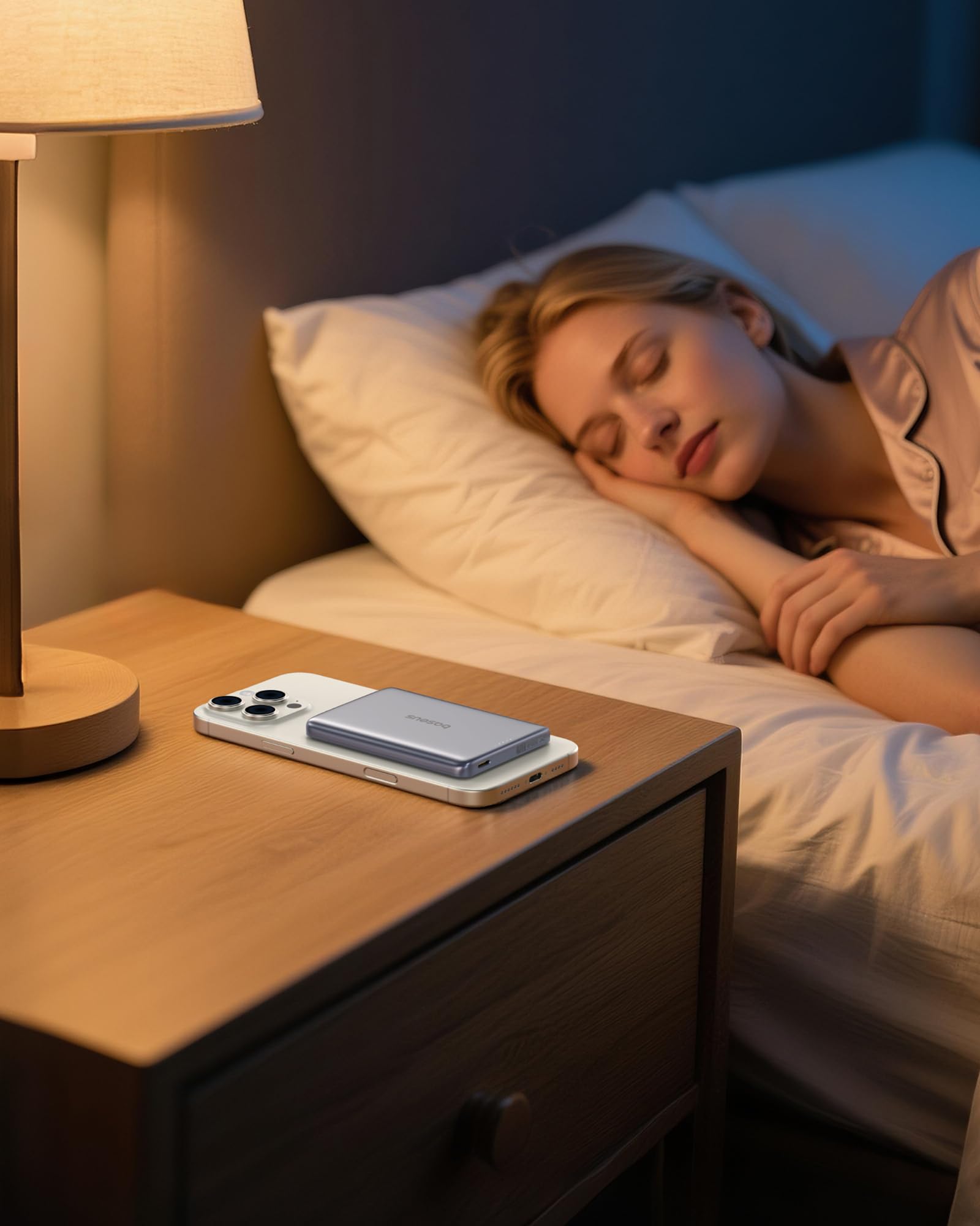 Baseus Picogo Magsafe junto a objetos para comparar su tamaño compacto
