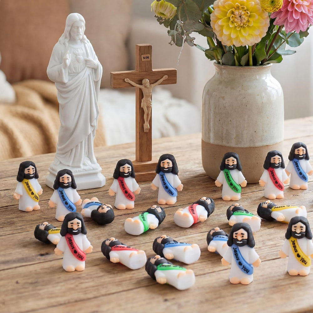 basuwu mini figuras dentro de huevo de Pascua demostrando uso
