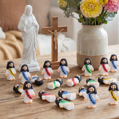basuwu mini figuras dentro de huevo de Pascua demostrando uso