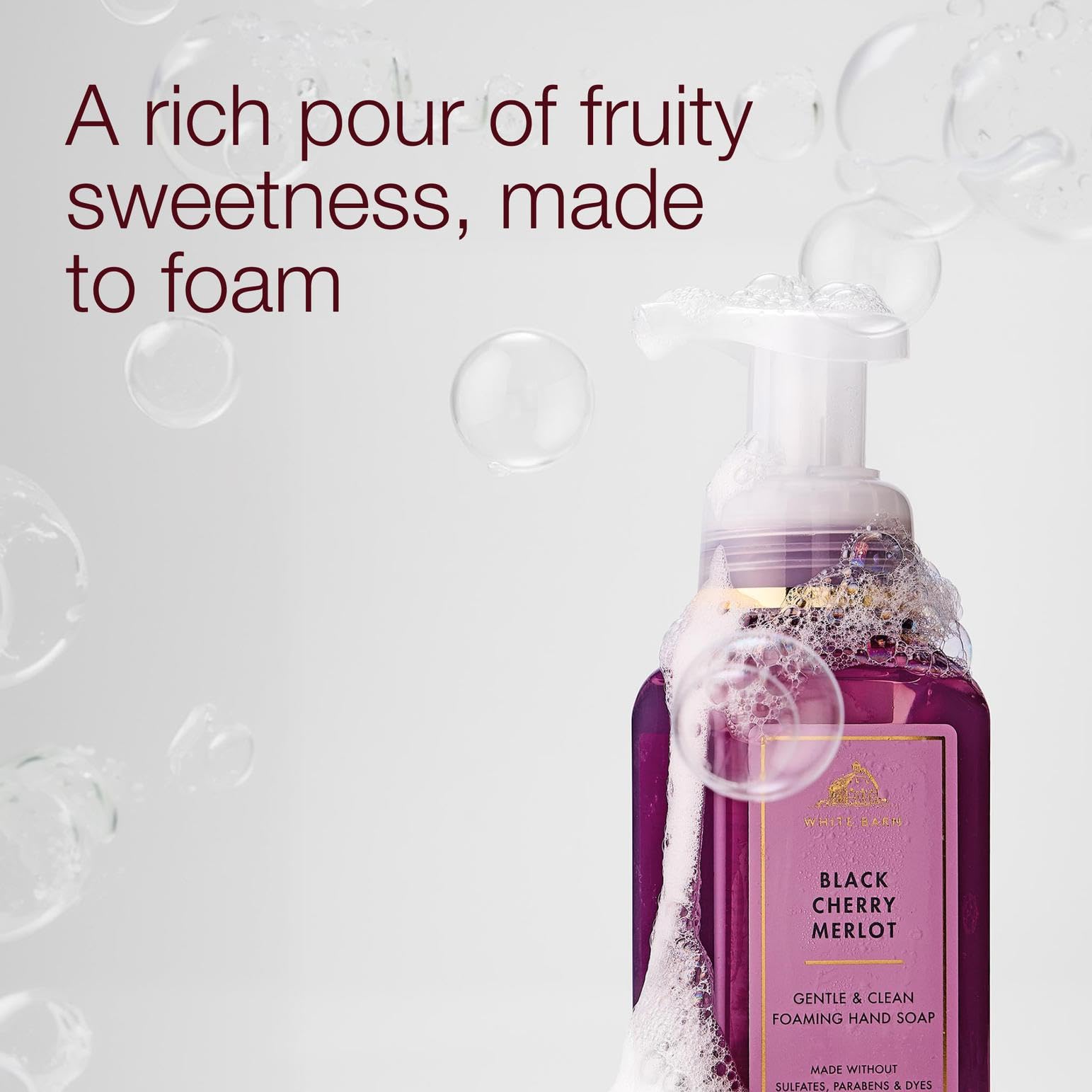 Bath & Body Works espuma cremosa sobre la mano que demuestra limpieza suave