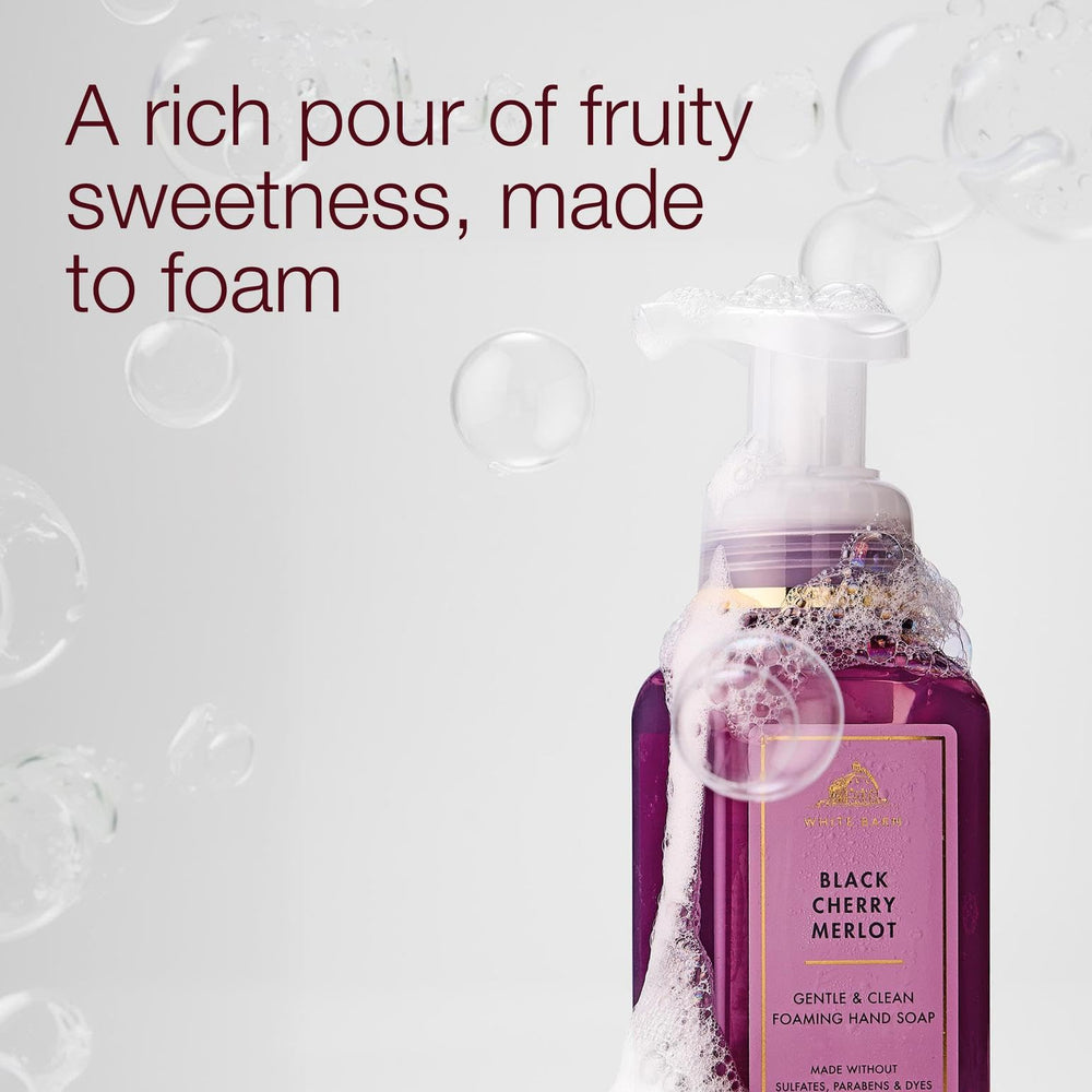 Bath & Body Works espuma cremosa sobre la mano que demuestra limpieza suave