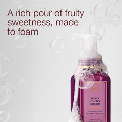 Bath & Body Works espuma cremosa sobre la mano que demuestra limpieza suave