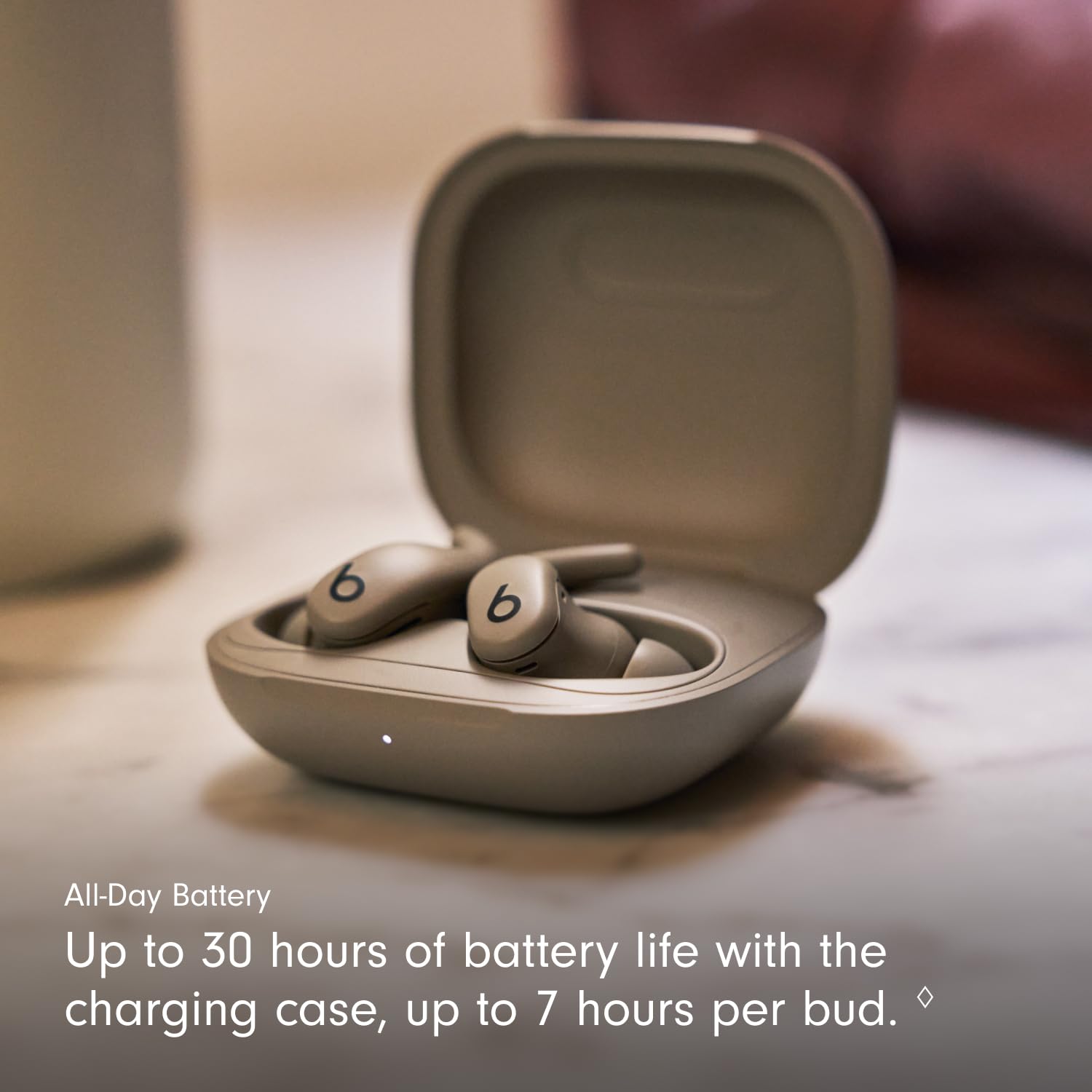 Beats Powerbeats Fit comparación de tamaño para visualizar escala y transporte