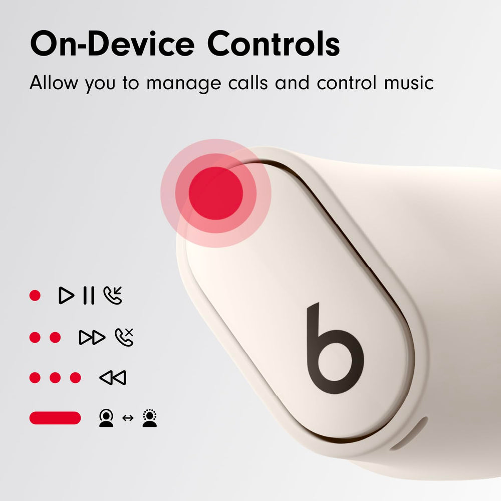Beats Studio Buds + comparación de tamaño con una mano para escala práctica