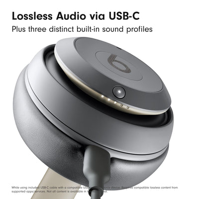 Beats Studio Pro Sand Gray junto a un portátil mostrando uso para trabajo