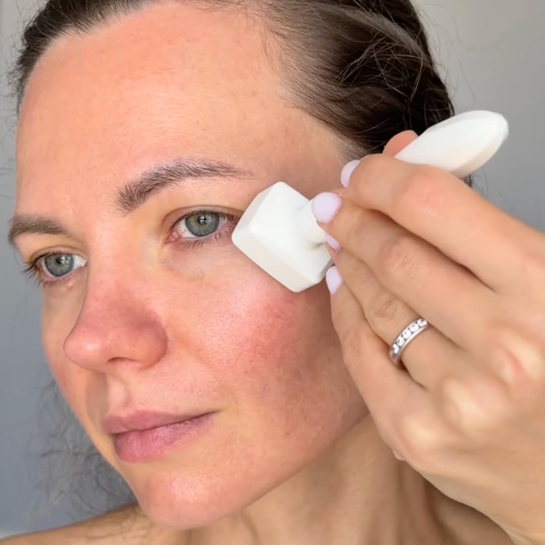 beautimate Derma Stamp sostenido en mano mostrando tamaño portátil y control