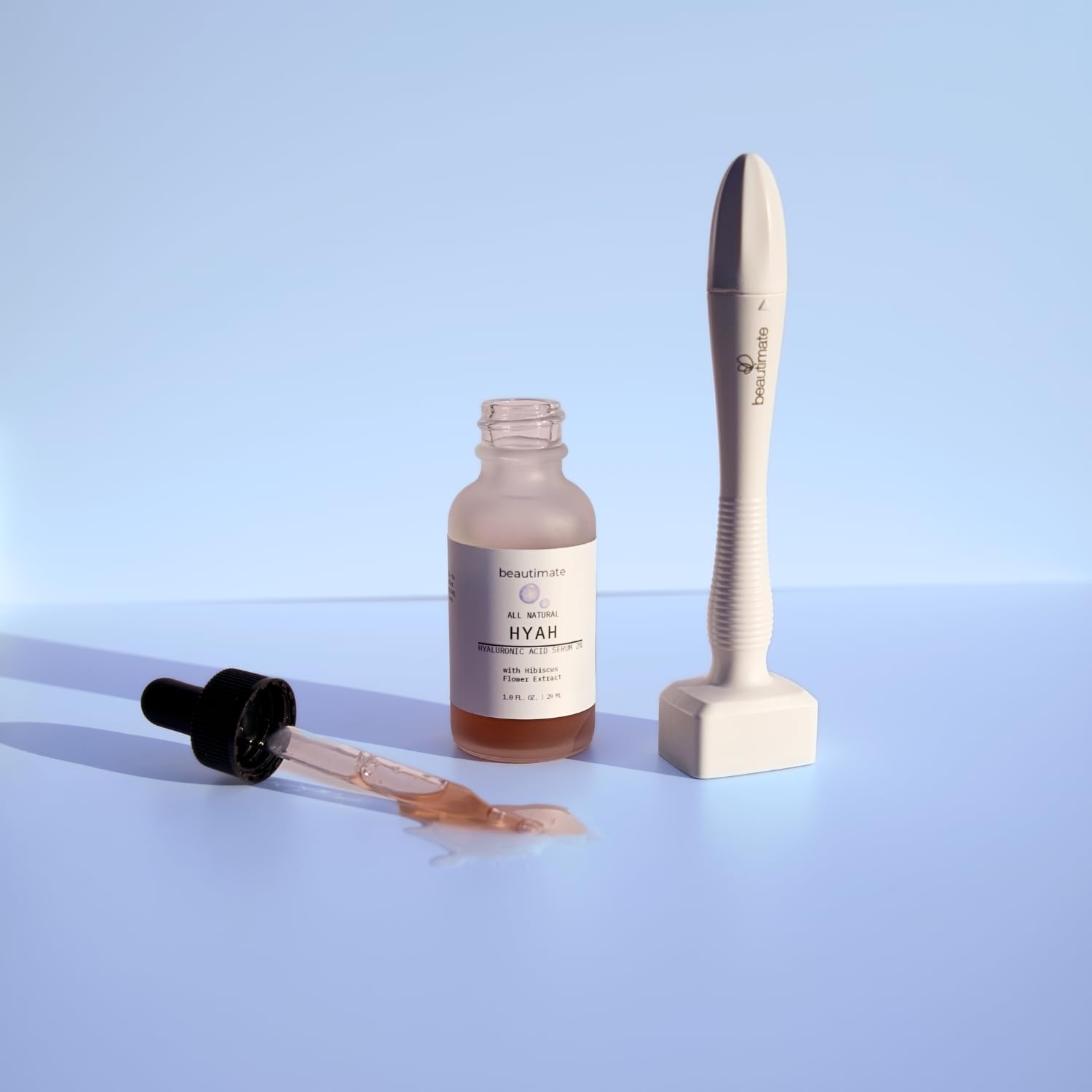 beautimate Derma Stamp en cuero cabelludo aplicando sérum cerca de raíces