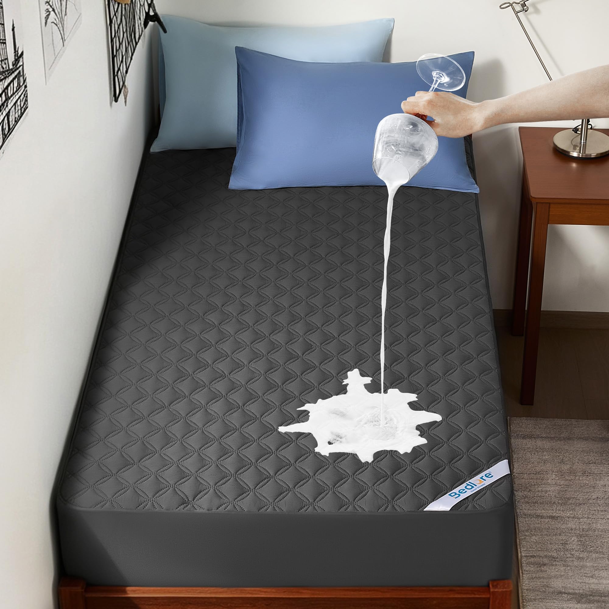 BEDLORE protector frente y empaque mostrando ajuste Twin XL y durabilidad