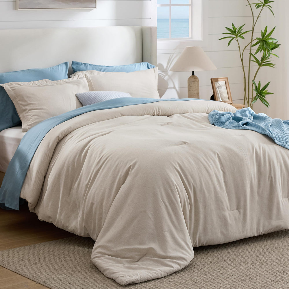 Bedsure vista frontal del edredón beige mostrando su caída y color neutro