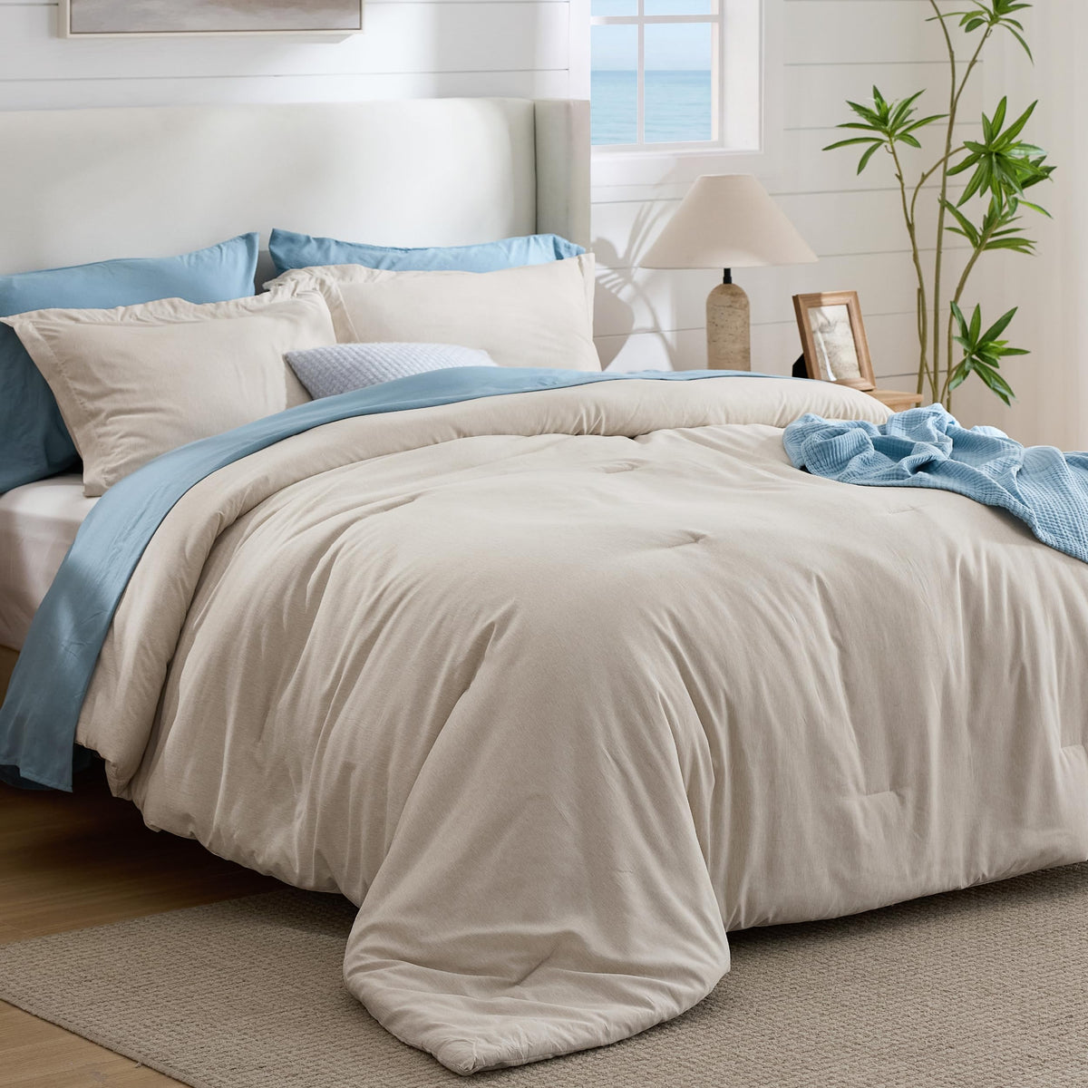 Bedsure vista frontal del edredón beige mostrando su caída y color neutro