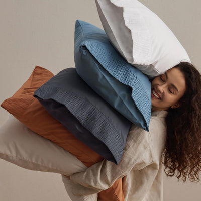 Bedsure dos fundas de almohada sobre cama, protección y confort