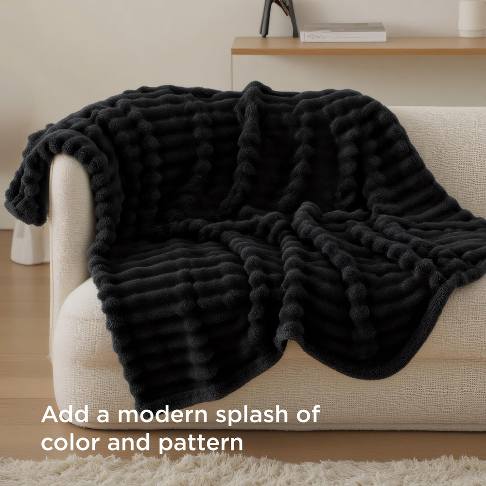 Bedsure manta doblada junto a cojín para apreciar tamaño 50x60