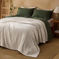 Bedsure manta desplegada sobre cama, aporta estilo y confort decorativo