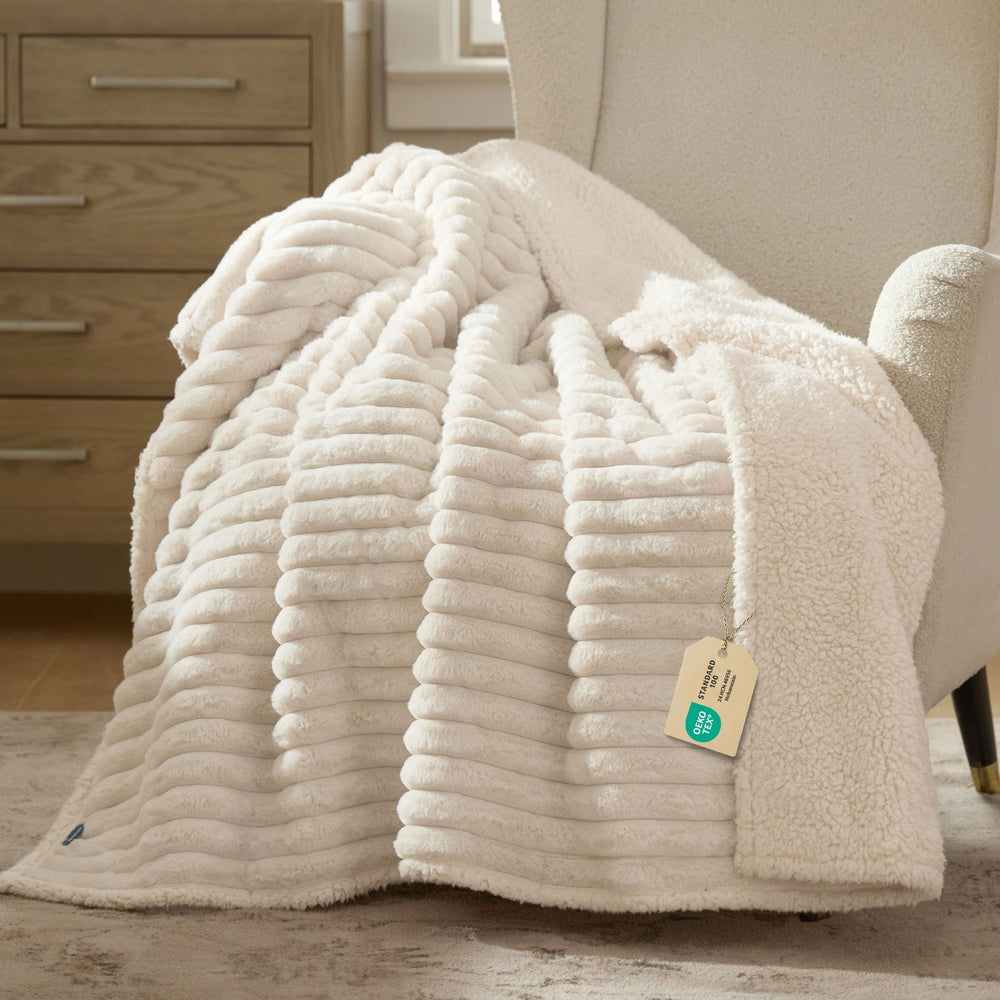 Bedsure manta frontal crema mostrando tamaño y acabado protector
