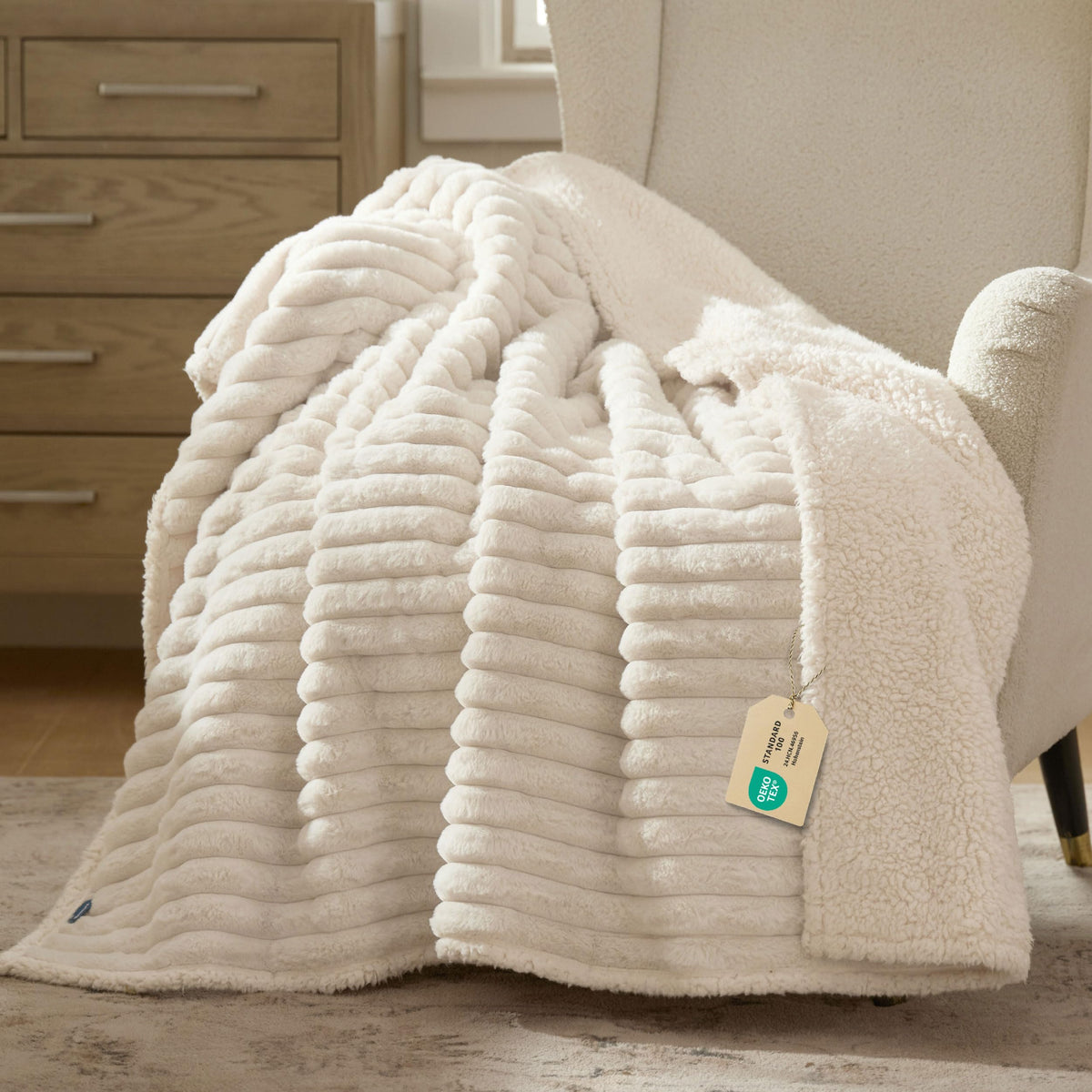 Bedsure manta frontal crema mostrando tamaño y acabado protector