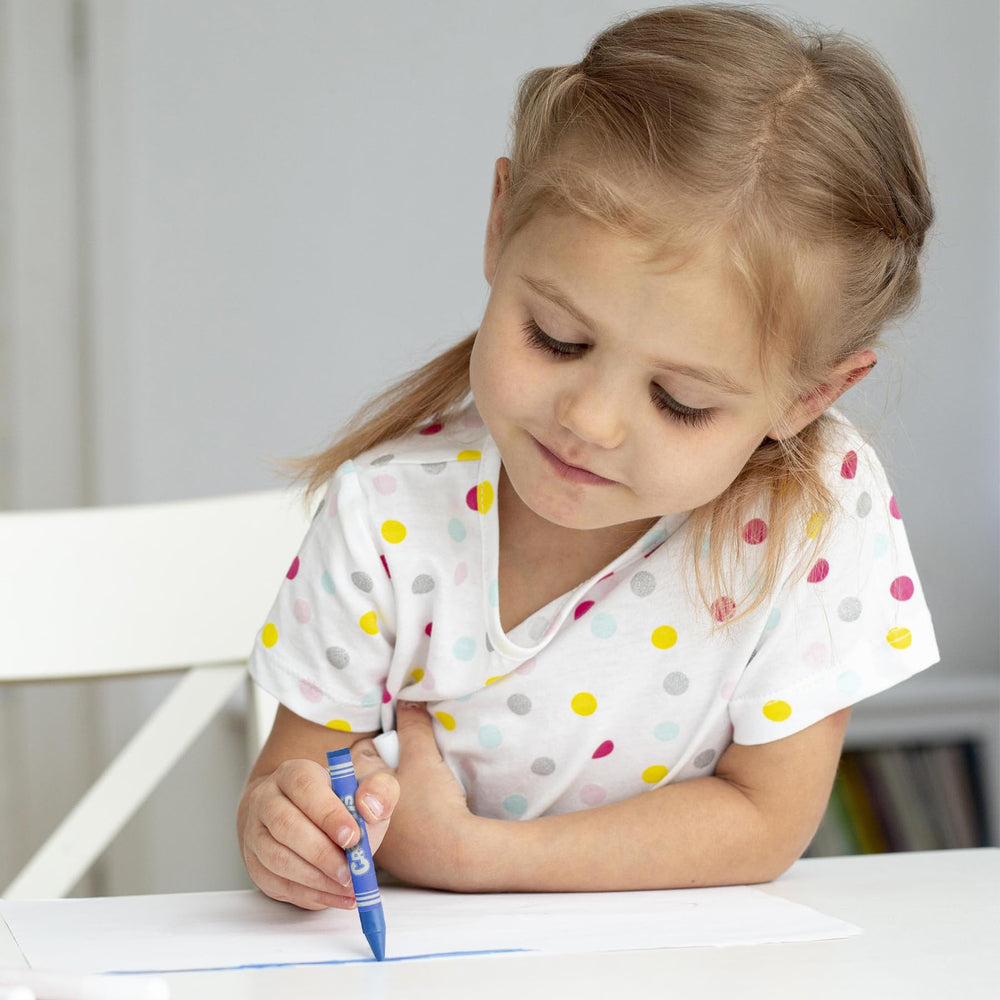 Bedwina manos de niño usando crayones beneficio de entretenimiento