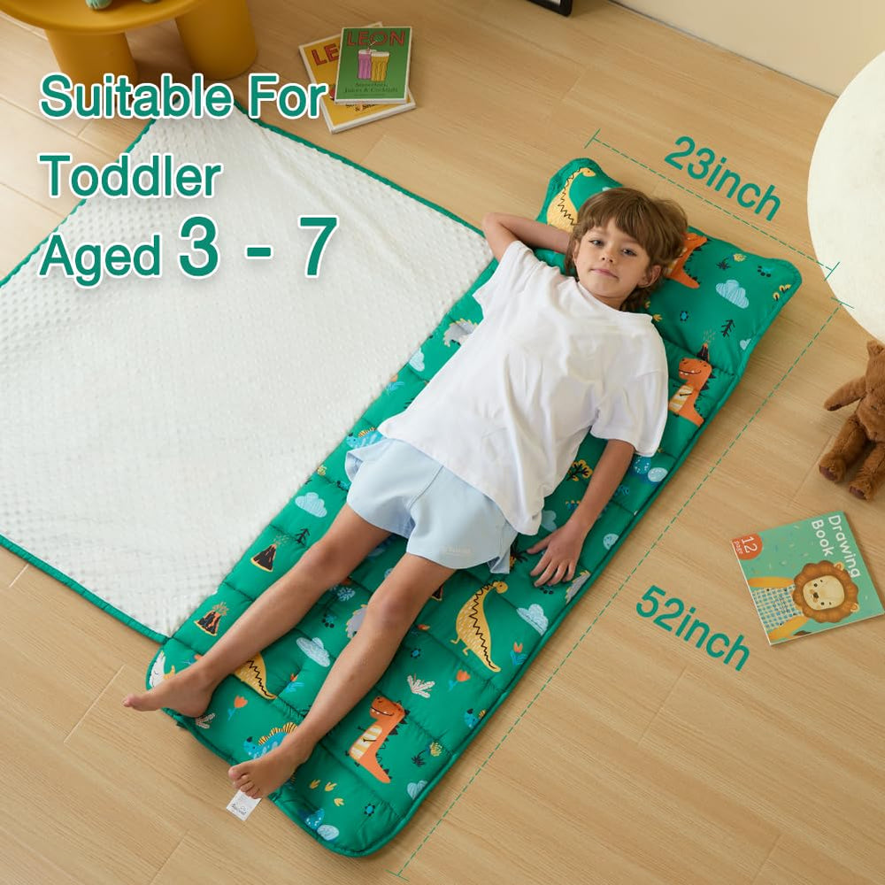 beeweed colchoneta junto a juguete para mostrar escala y ajuste infantil