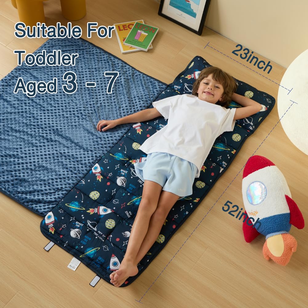 beeweed niño durmiendo en guardería, acogedora y segura para siesta