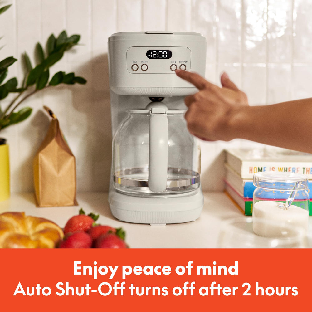 BELLA pause-and-serve in use allowing quick cup without dripping or mess