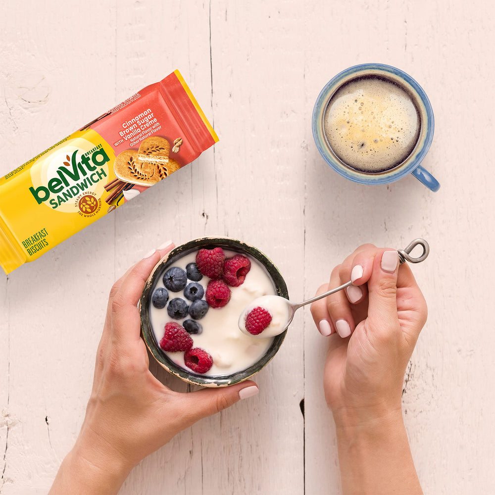 belVita galletas junto a una taza de café para desayuno rápido