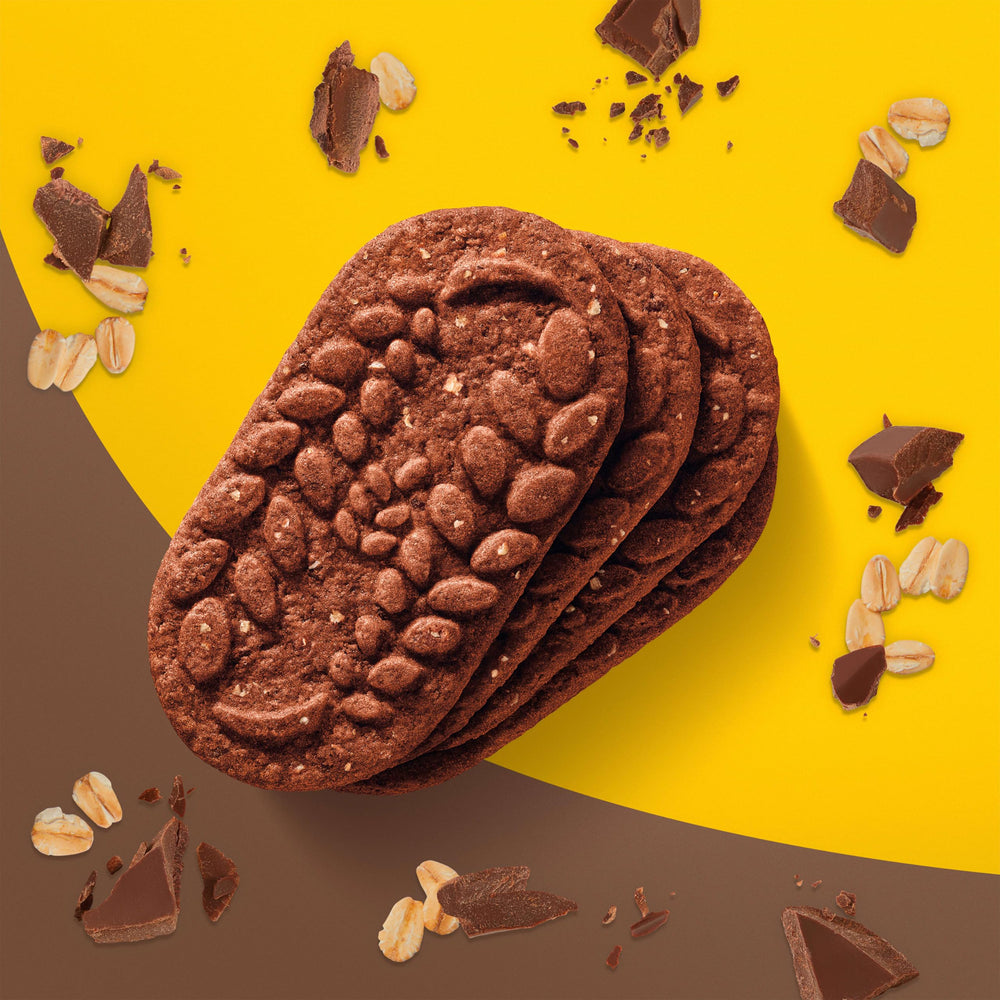 belVita galletas en mano para comparar tamaño y control de porción