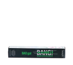 Benefit BADgal BANG! comparación de tamaño junto a una mano para visualizar la escala y facilitar compra