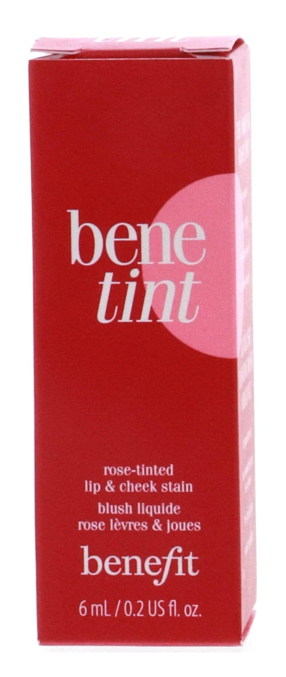Benefit tinte difuminado en mejillas mostrando rubor natural