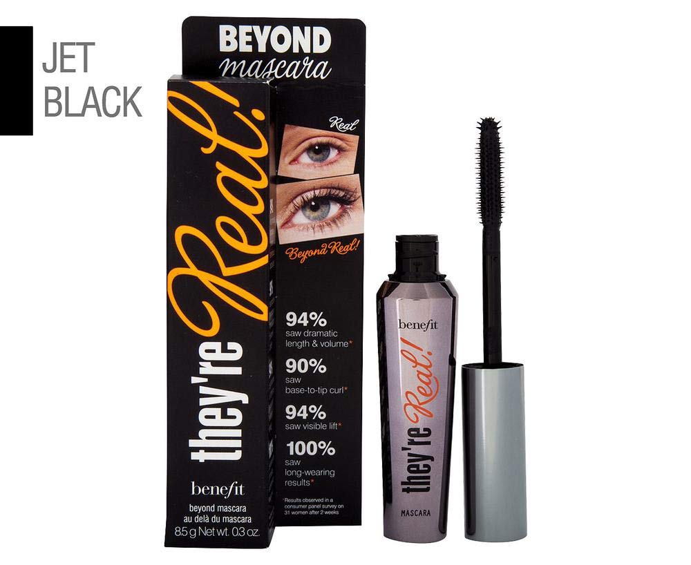 Benefit they're real! mascara en uso efecto visual de pestañas más largas y definidas