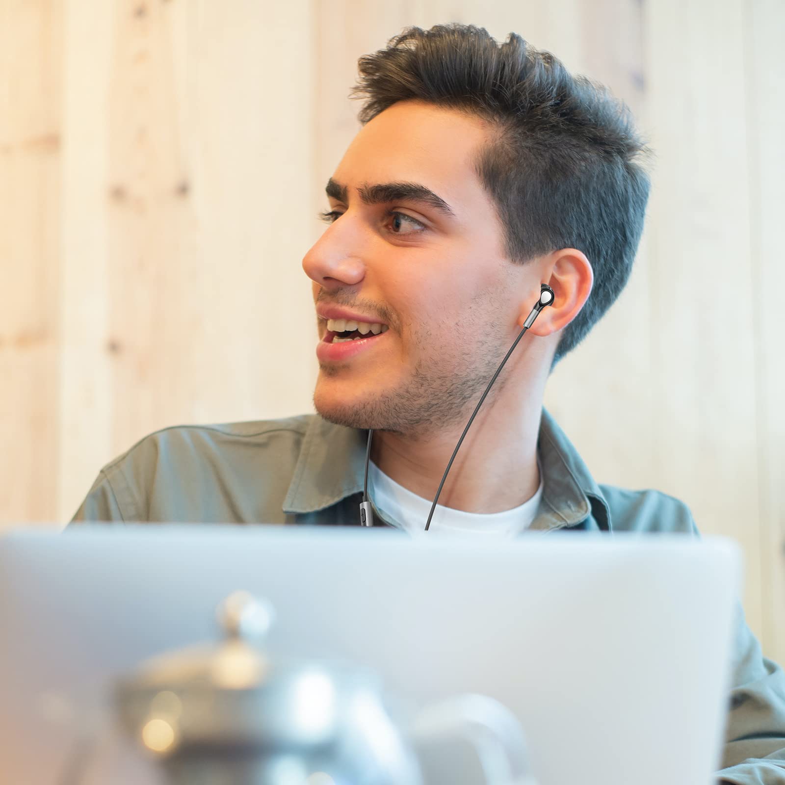 BENEWY auriculares empaquetados con accesorios listos para regalar