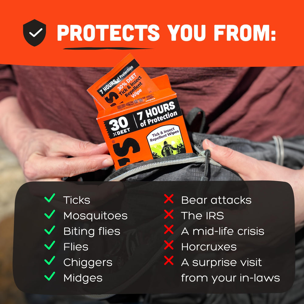 Ben's persona aplicando toallita en cuello y manos para repelencia rápida