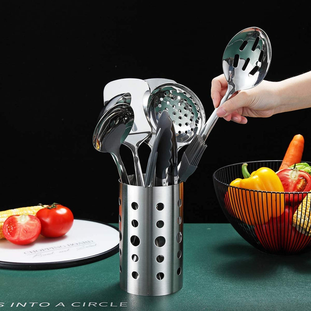 Berglander utensilios en uso removiendo comida en sartén señalando control térmico