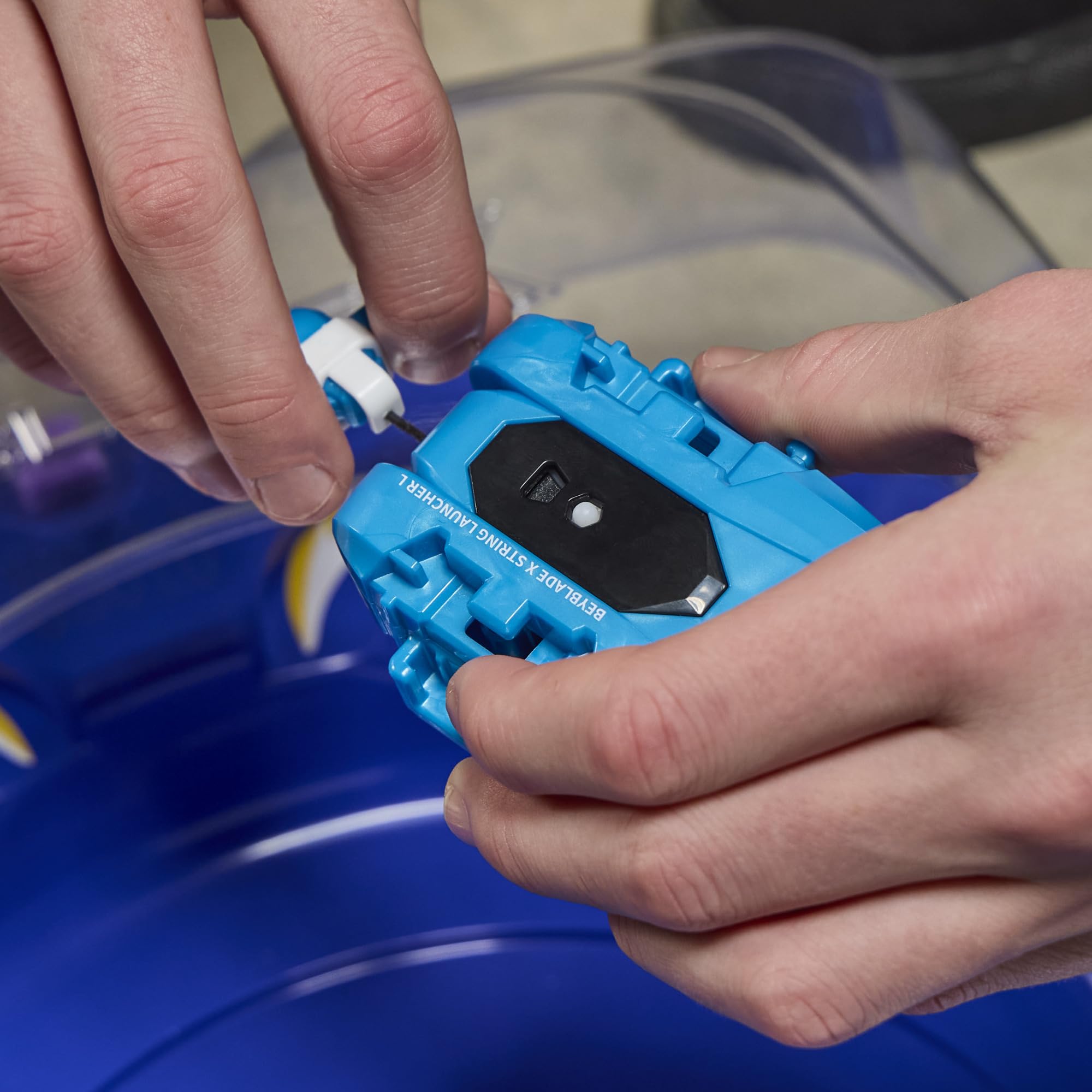 Beyblade comparación de tamaño en mano mostrando escala real