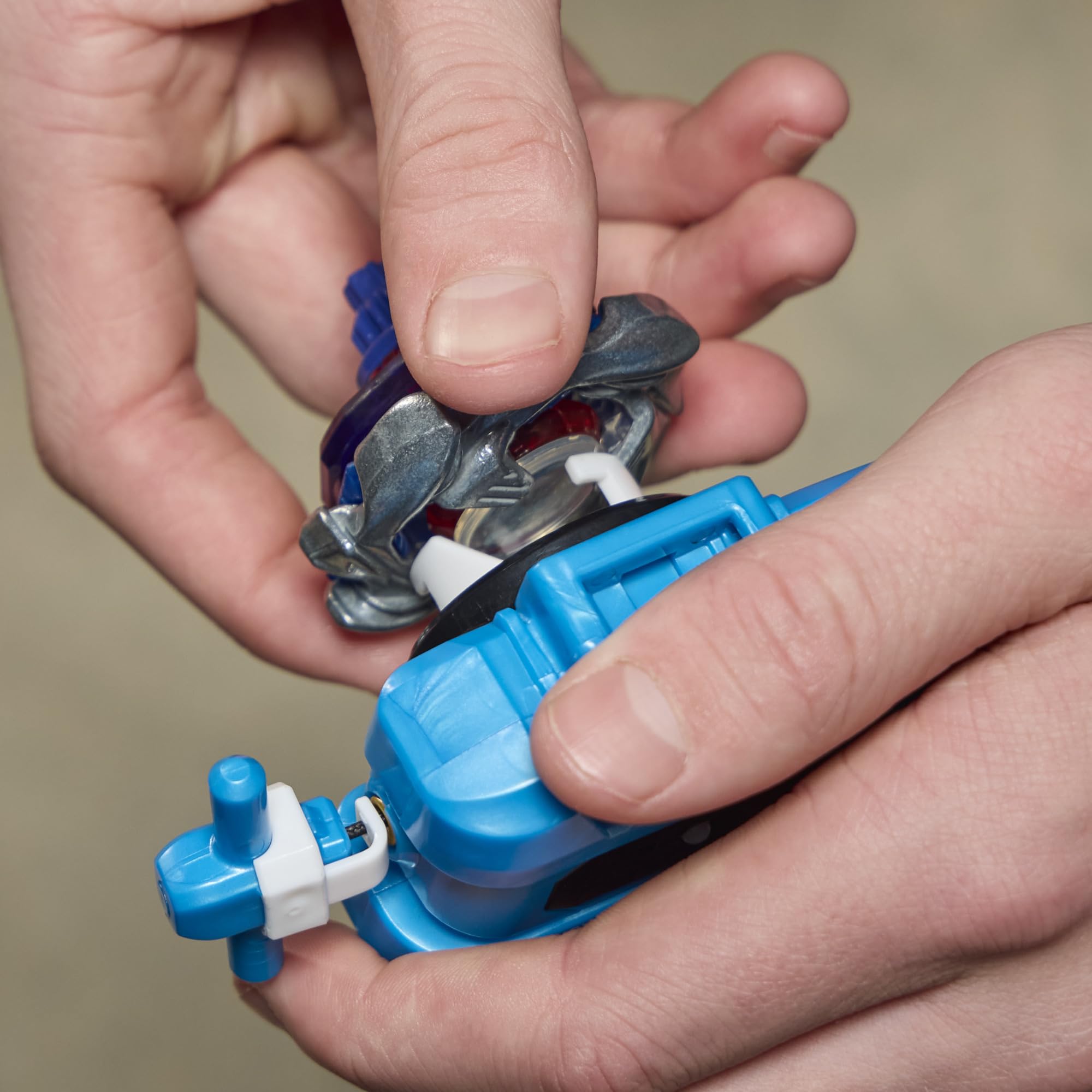 Beyblade en acción sobre estadio X para choques intensos