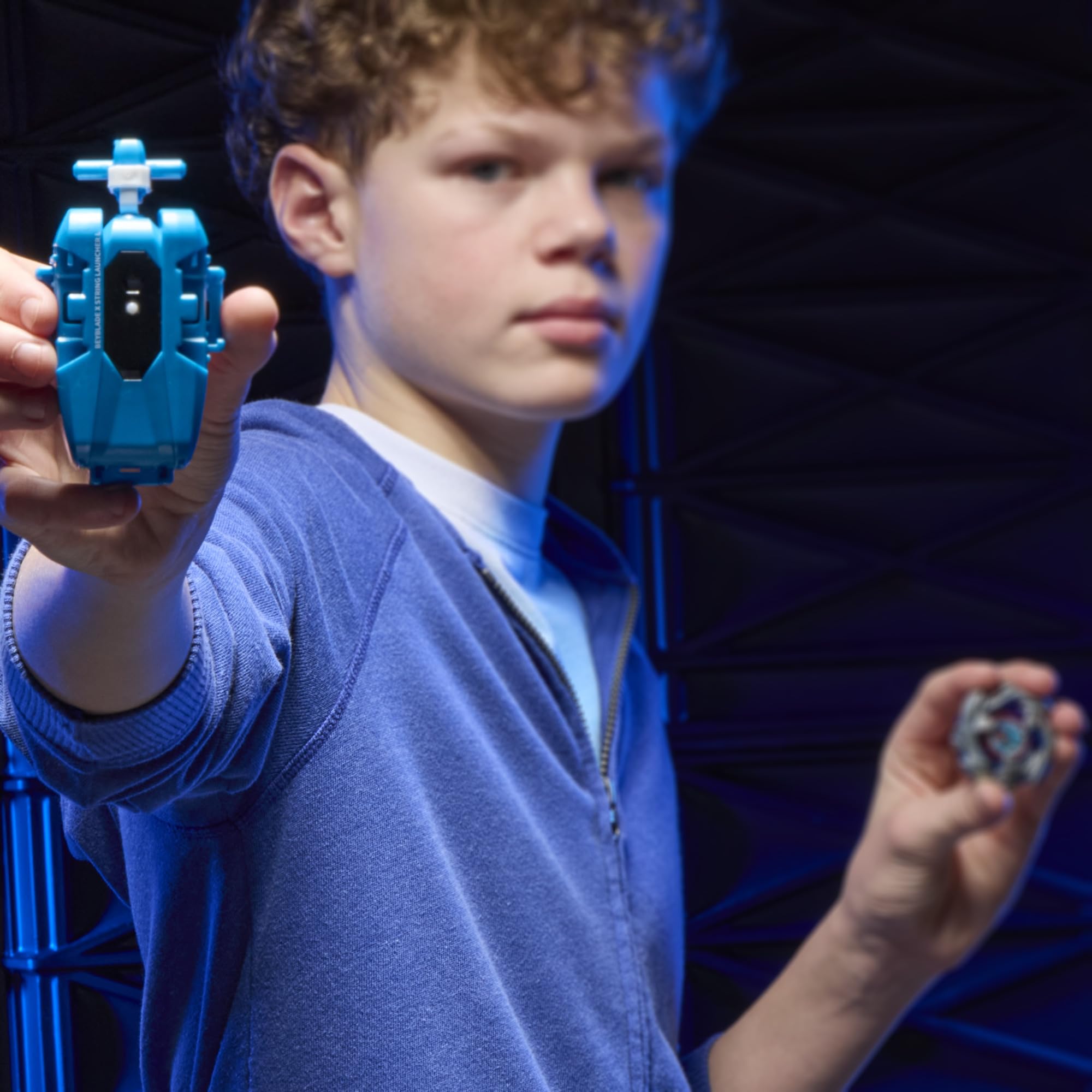 Beyblade lifestyle jugador preparando top antes de lanzar