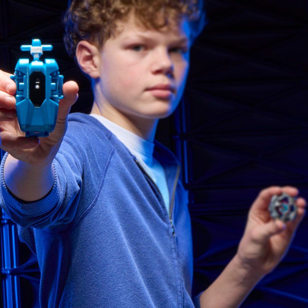 Beyblade lifestyle jugador preparando top antes de lanzar