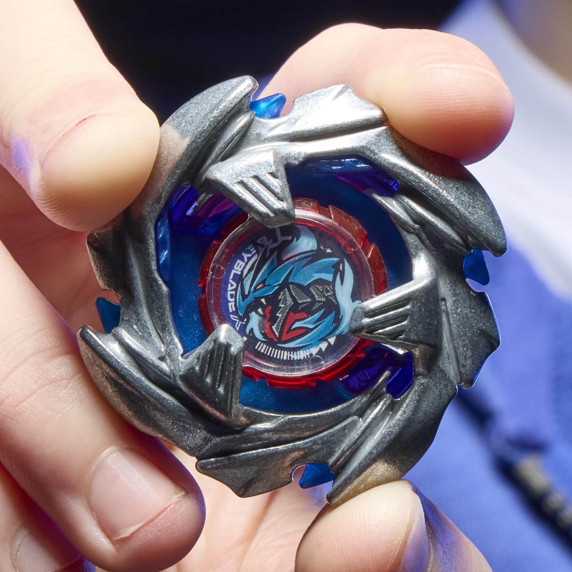 Beyblade pieza metálica cerca resaltando durabilidad y peso