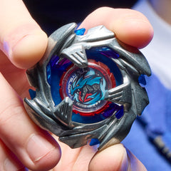 Beyblade pieza metálica cerca resaltando durabilidad y peso