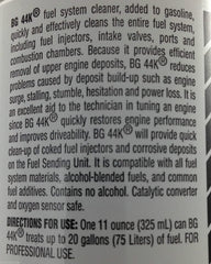 BG 44k Platinum New vertiéndose en el tanque de gasolina para restaurar rendimiento