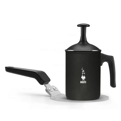 Bialetti placa situada en encimera de cocina, integra diseño clásico y moderno