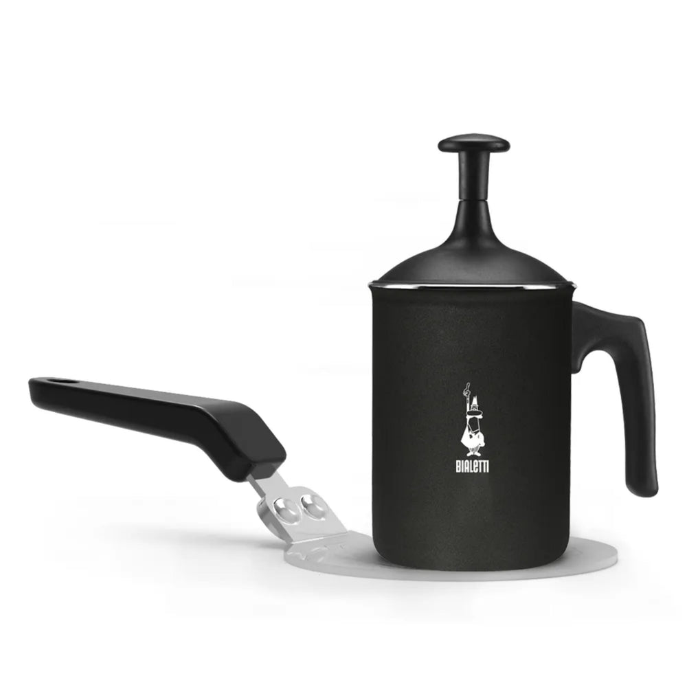 Bialetti placa situada en encimera de cocina, integra diseño clásico y moderno