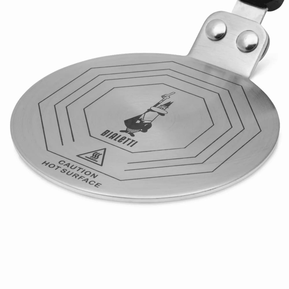 Bialetti placa junto a una taza para comparar tamaño y compatibilidad práctica