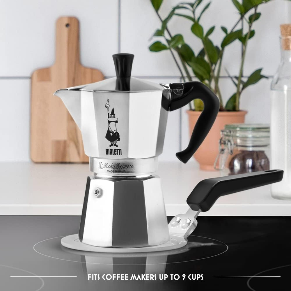Bialetti placa en uso con cafetera Moka sobre cocina de inducción, extracción estable