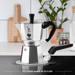 Bialetti placa en uso con cafetera Moka sobre cocina de inducción, extracción estable