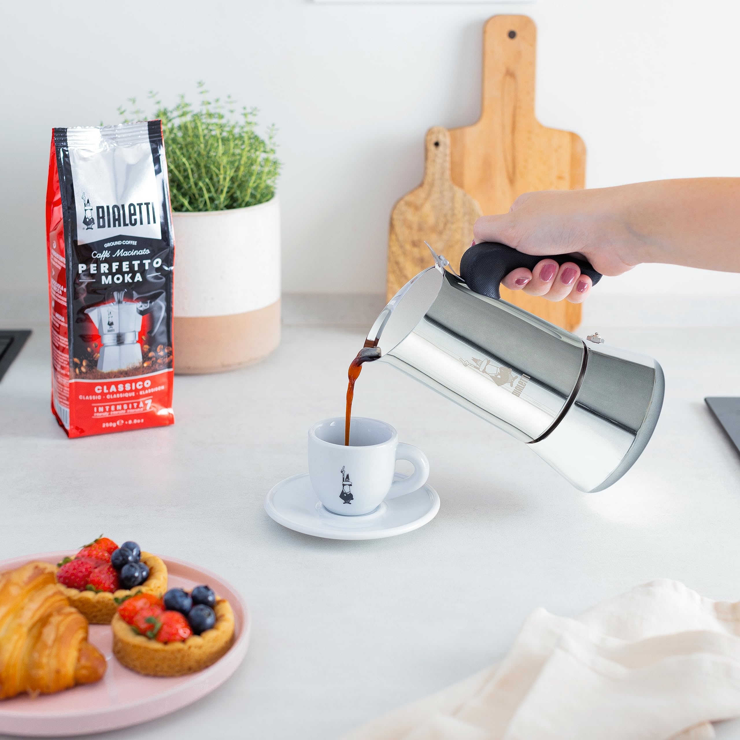 Bialetti Venus comparación de tamaño mostrando capacidad para 6 tazas